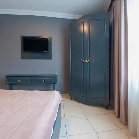 לינה וארוחת בוקר Room Room Hotel