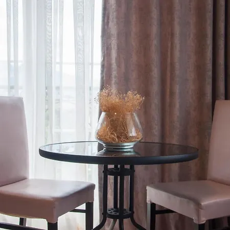 לינה וארוחת בוקר Room Room Hotel