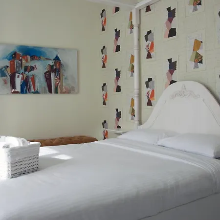 לינה וארוחת בוקר Room Room Hotel